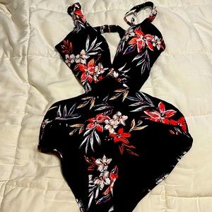 One piece cut out barIII swim